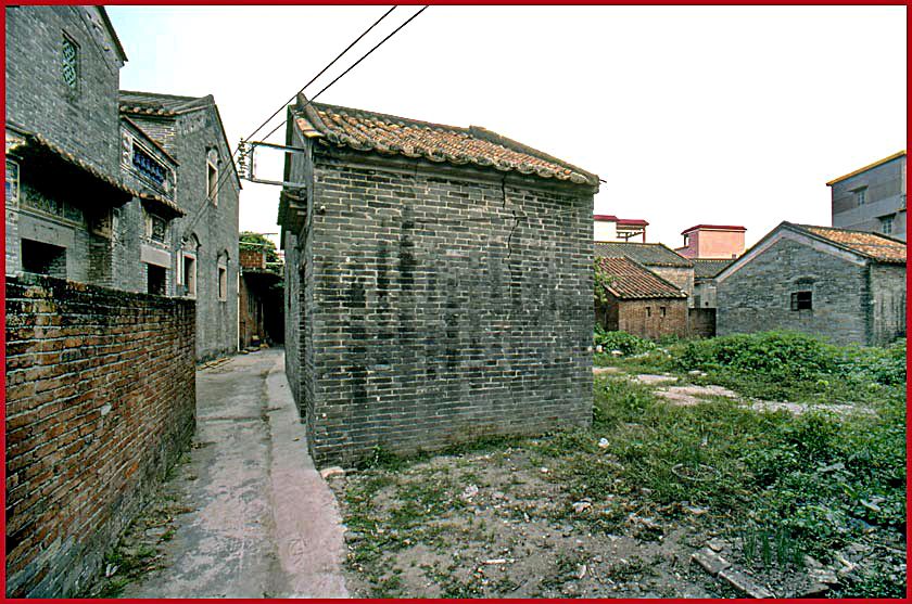 2003-14-037  -  The Tao family's ancestral home  - Finally - at the center of Chen Chun - and in a maze of old, narrow passages - you suddenly stumple upon  a great, old house - a manor - from the Quin Dynasty - the Tao clan's ancestral manor house - which you can see to the left in the photo - - - (Photo- and copyright:  Karsten Petersen)