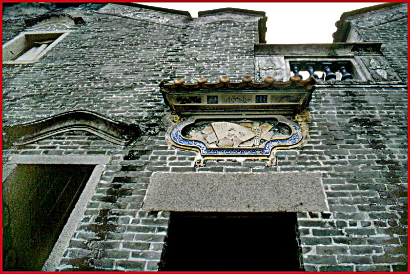 2003-14-041  - Wonderful details from the backside of the old manor house - /Photo- and copyright:  Karsten Petersen)