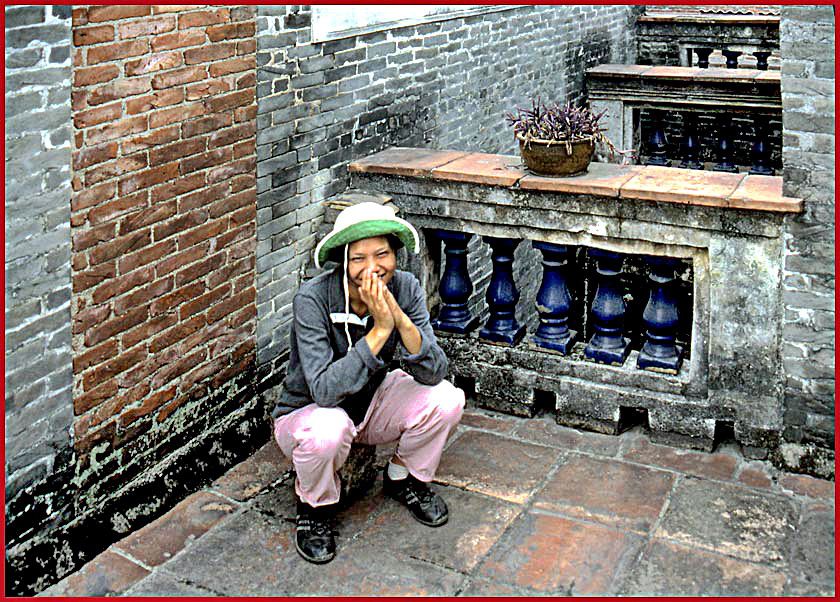 2003-14-063  - And here Kit Yu in a great mood - truly enjoying her old family mansion - (Photo- and copyright:  Karsten Petersen)