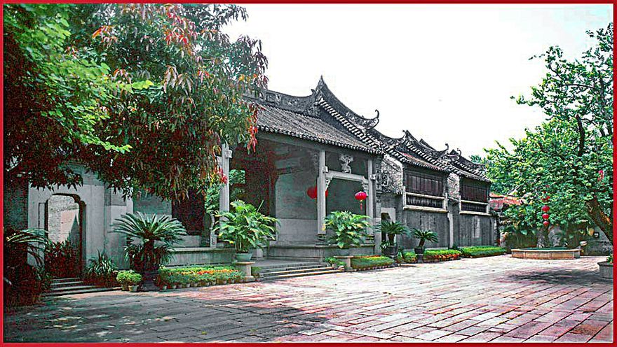 2002-23-V07  - - the main entrance to Wu-bings house and garden - (Photo- and copyright:  Karsten Petersen)
