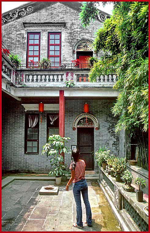 2002-23-V36  - an inner courtyard,- being admired by Kit Yu - (Photo- and copyright: Karsten Petersen)