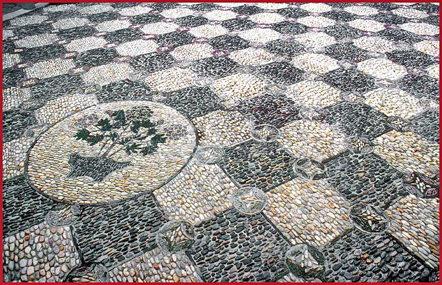 2002.32-H37  - A floor - in one of the many court yards, - made from natural stones - (Photo- copyright: Karsten Petersen)