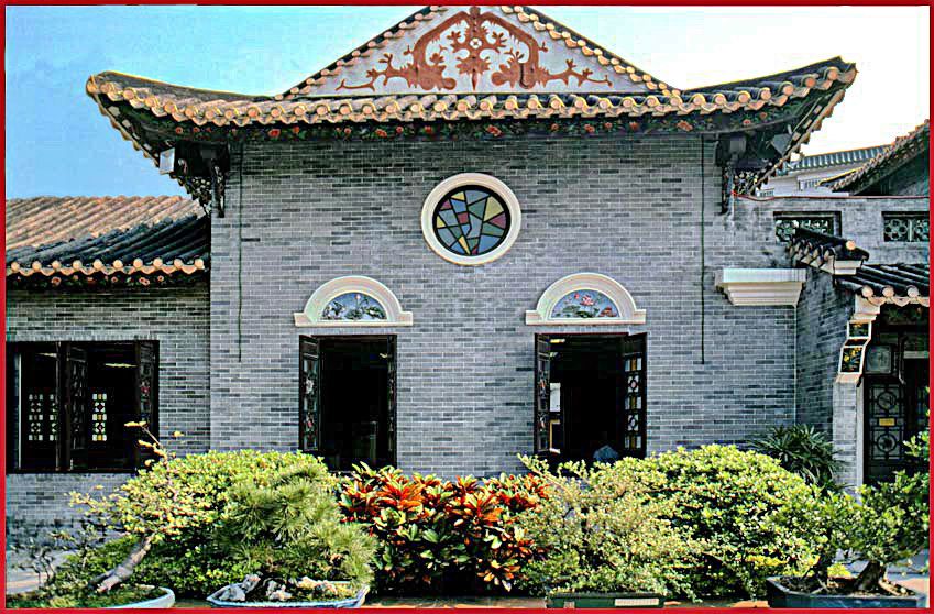 2003-12-10  - the grand residense inside Ching Hui Yuan Garden (Photo- and copyright: Karsten Petersen)