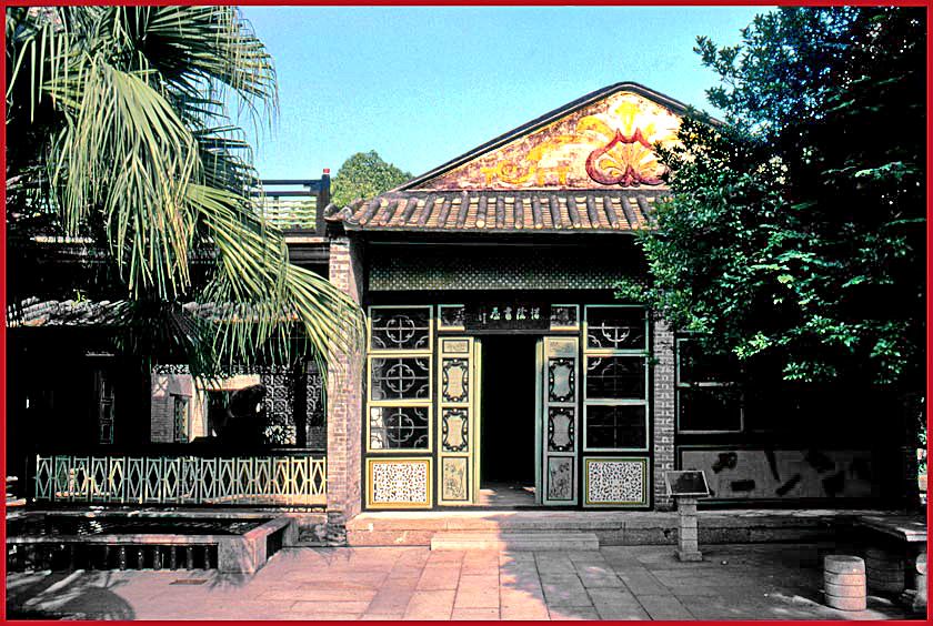 2003-12-15  - Ching Hui Yuan garden - past wonderful architecture - (Photo- and copyright: Karsten Petersen)