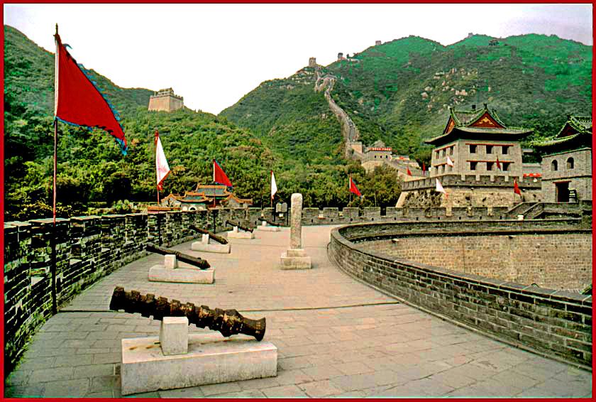 2000-20-042  - The wall above the heavily fortified main gate at the Juyongguan Pass. (Photo- copyright: Karsten Petersen)