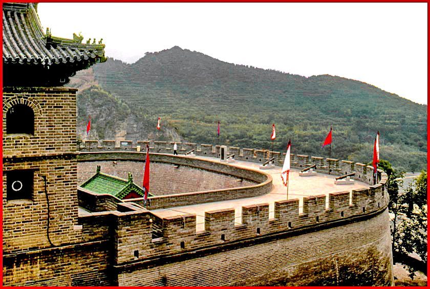 2000-20-048  - - another view of the main gate fortifications at Juyongguan - (Photo- copyright: Karsten Petersen)