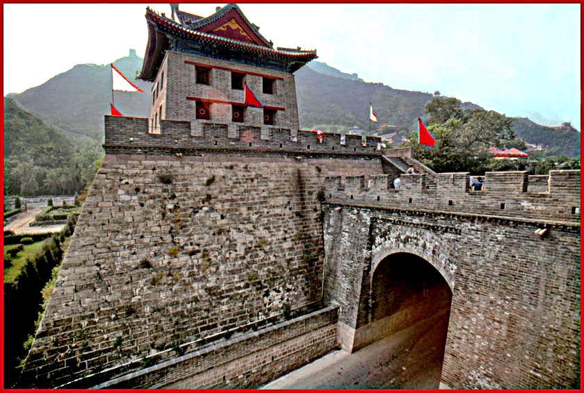 2000-21-044  -  A look at the main gate at the Juyongguan Pass - (Photo- and copyright: Karsten Petersen)