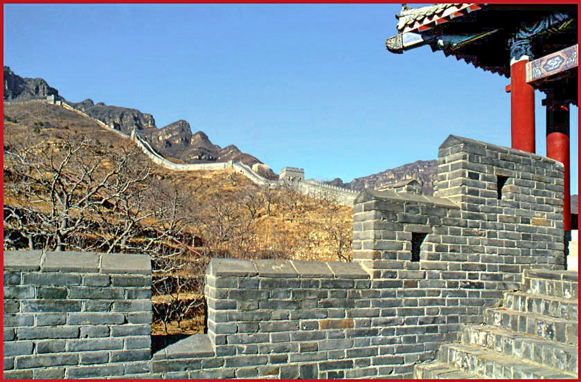 2002-09-009  - And now, - a trip on the wall at the Huangya Pass - (Photo- and copyright: Karsten Petersen)