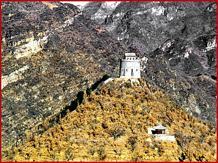 2002-09-044  - - the biggest watch tower of the Great wall - (Photo- and copyright: Karsten Petersen)