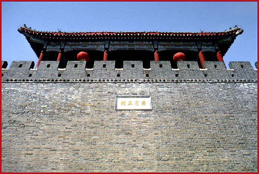 2002-10-009  - The Great Wall - a look up the massive wall - (Photo- and copyright: Karsten Petersen)