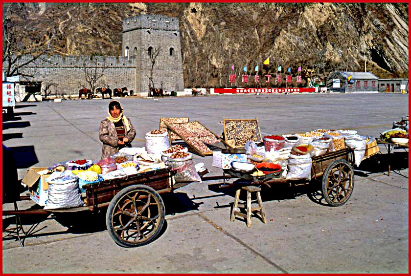 2002-10-020  - A street vendor offering her goods in front og the fortress wall - (Photo- and copyright: Karsten Petersen)