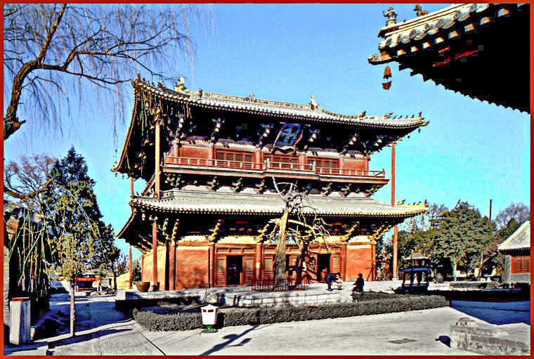 2002-10-32H  - The main hall of the more than 1000 years old Dule Temple in Jixian. (Photo- and copyright: Karsten Petersen)