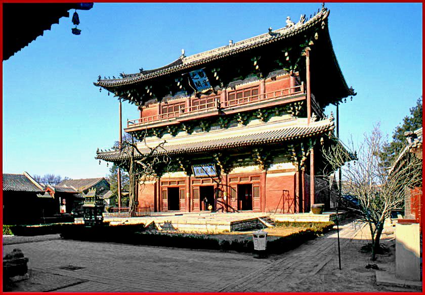 2002-10-39H  - Dule Temple - the main hall - (Photo- and copyright: Karsten Petersen)