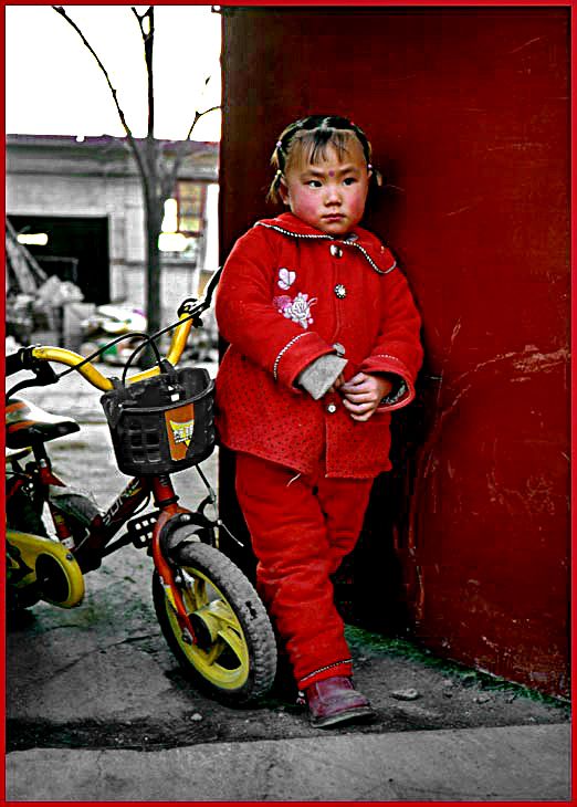 2002-10-067  - Cute little Jixian Girl - an extra bonus found near the Dule Temple - (Nothing to do with the Dule Temple, - but I could not resist.) (Photo- and copyright: Karsten Petersen)