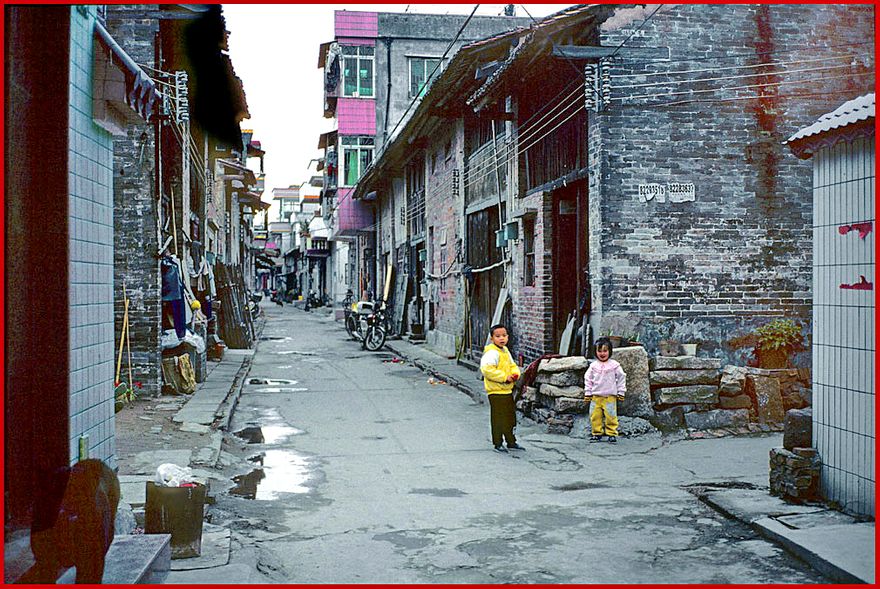 2002-93-016  - Danes Island - back through the narrow streets of the village - (Photo- and copyright: Karsten Petersen)