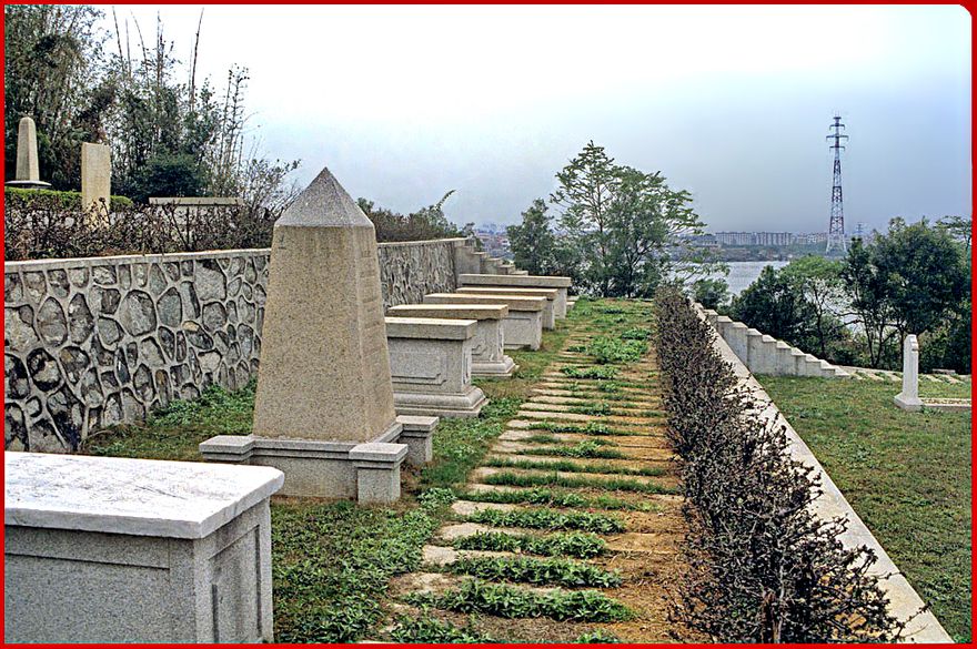 2002-03-027  - Danes Island - rows of neatly restored Western grave sites - (Photo- and copyright: Karsten Petersen)
