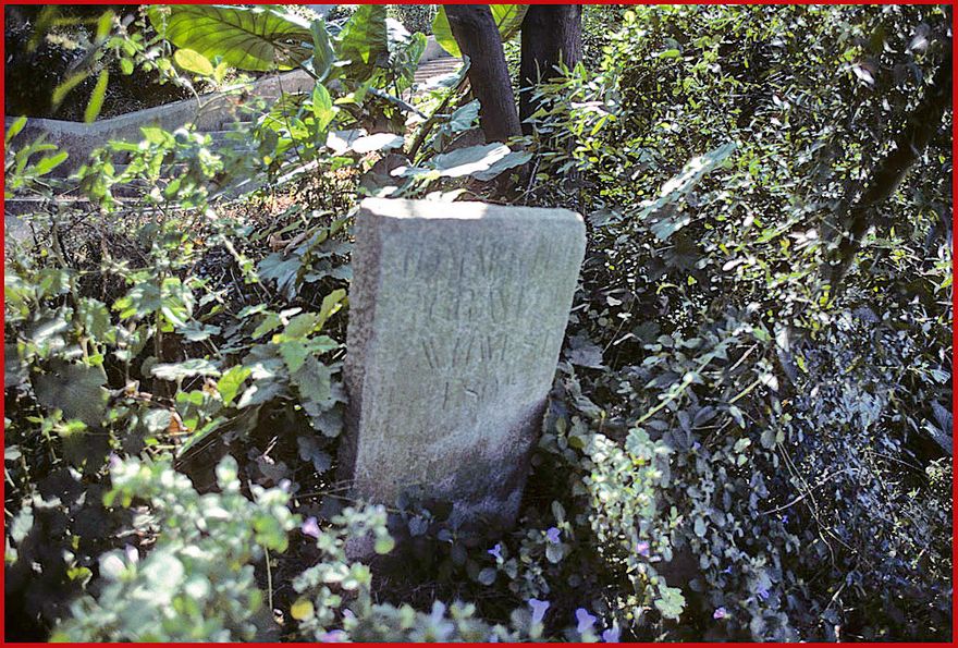 2003-11-005  - A very original looking tomb stone - - - (Photo- and copyright: Karsten Petersen)
