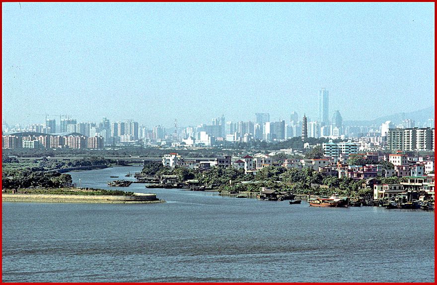 2002-07-05  -  View from Danes Island into Fiddlers Reach, - and to the Whampoa pagoda -  (Photo- and copyright: Karsten Petersen)  See the striking similarity?