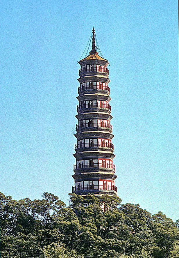 2003-10-072  - The Pazhou pagoda on Whampoa Island On the way visiting the pagoda, - a well known land mark and fix point for the first European navigators - (Photo- and copyright: Karsten Petersen)