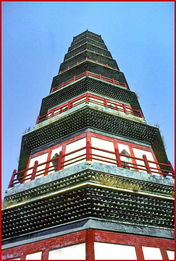 2003-10-077  - The Whampoa Pagoda (Pazhou Pagoda) Looking up all nine levels, - almost 50 meters to the top - (Photo- and copyright: Karsten Petersen)