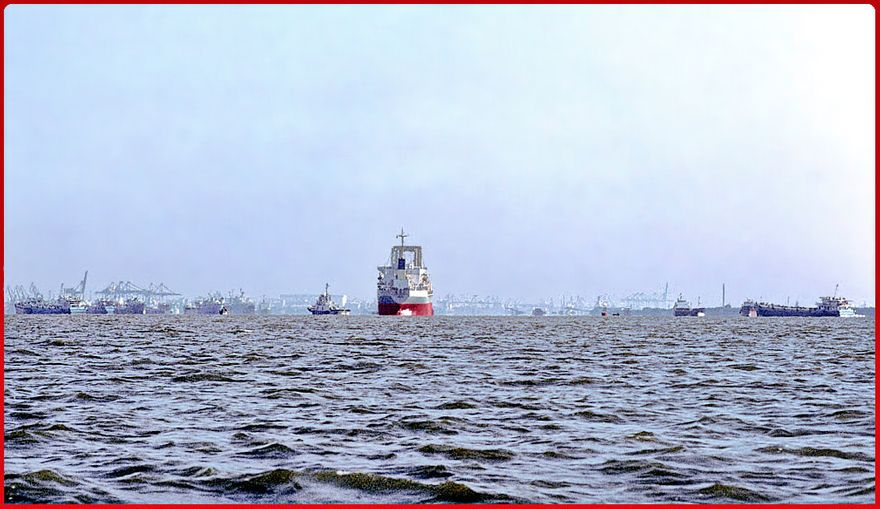 2003-11-027  - crossing the mighty Pearl River between Danes Island and Whampoa - (Photo- and copyright: Karsten Petersen)