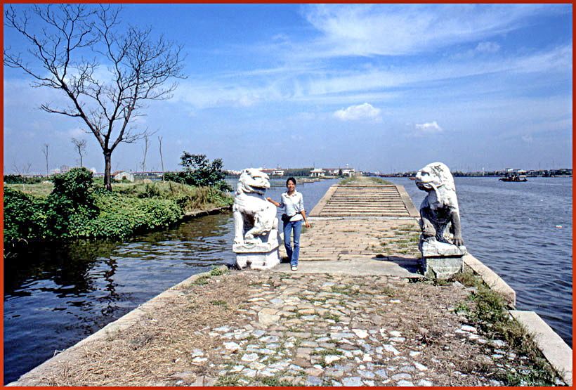 2002-30-088  - Old, weathered stone lions guarding the bridge,- and Kit Yu -  (Photo- and copyright: Karsten Petersen)