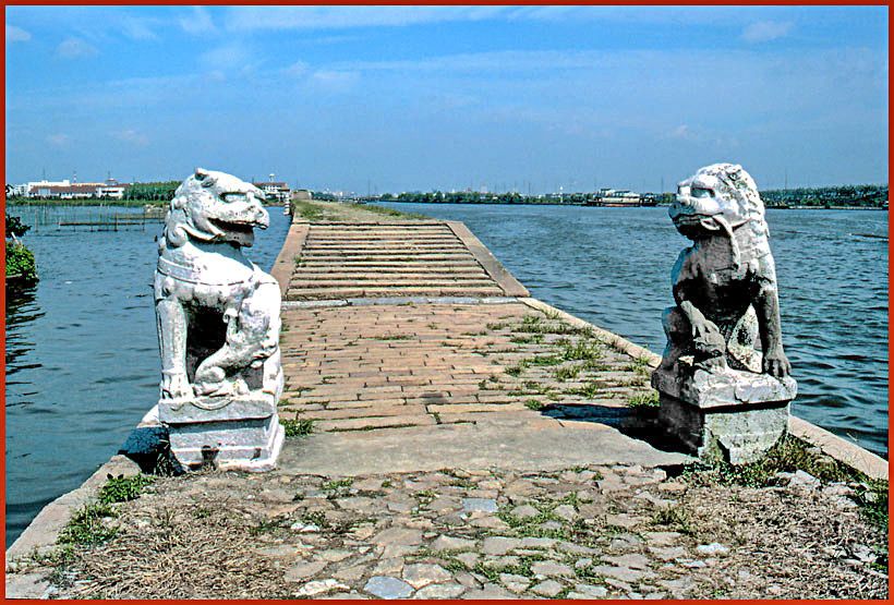 2002-30-089  - A closer look at the old Tang Dynasty lions - - (Photo- and copyright: Karsten Petersen)