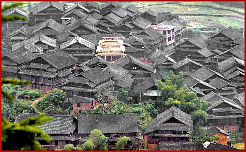 Film-2 Frame-24  - The Dong village Maan. The houses are huge,- and traditionally made from wood. They are built very close together, which must be more than a nightmare in case of fire - - - (Photo- and copyright: Karsten Petersen)