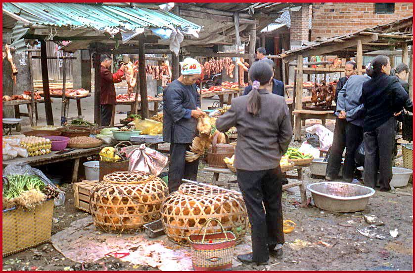 2003-18-059  - The Dong People - the market in main village Dong - (Photo- and copyright: Karsten Petersen)