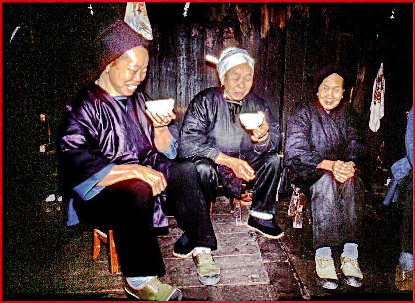2003-18-070  - The Dong People - while family members wait, - and drink tea - (Photo- and copyright: Karsten Petersen)