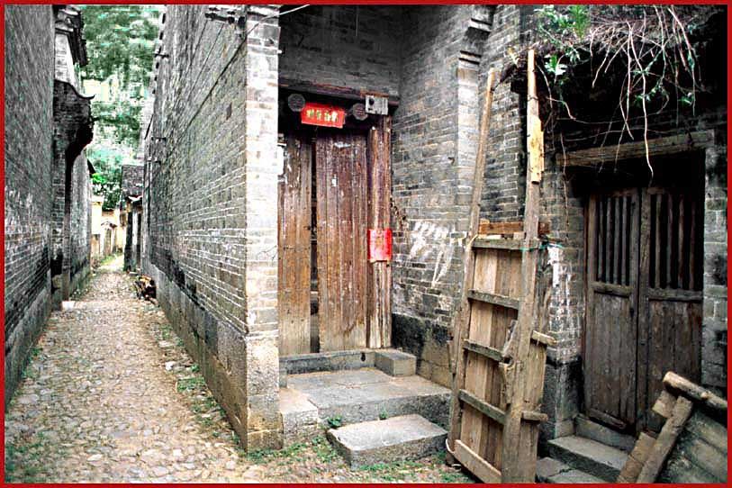 2003-18-096  - Li River Village - and narrow side street -  (Photo- and copyright: Karsten Petersen)