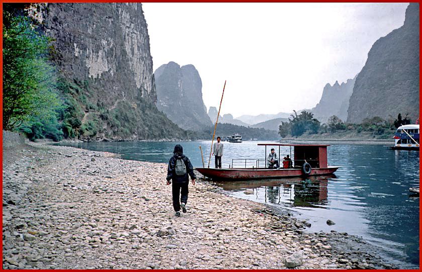2003-19-013  - Li River - Here Kit Yu approaches one of the local ferry boats to take us across to the other side - (Photo- and copyright: Karsten Petersen)