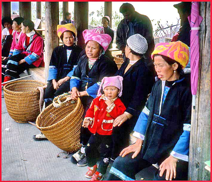 2003-18-010  - Ping An - Zhuang People at the bus stop - (Photo- and copyright: Karsten Petersen)