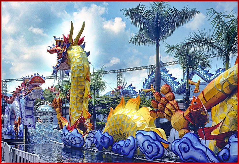 1997-11-079  - - and dragons in the water - (Photo- and copyright: Karsten Petersen)