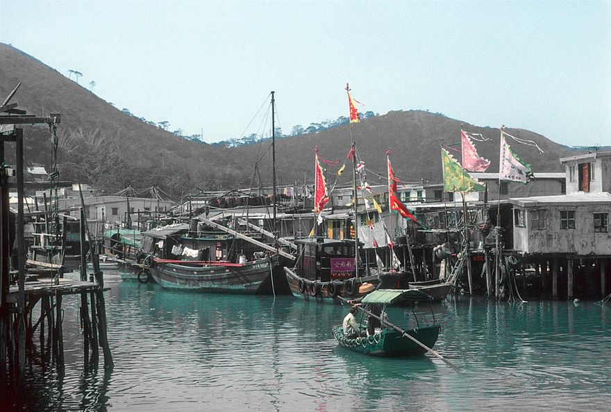 1996-06-070  - Heavy traffic in the sound that separates Tai O in two parts - one part on Lantau Island and the other half on a small island separated from Lentau - - (Photo- and copyright:  Karsten Petersen) -