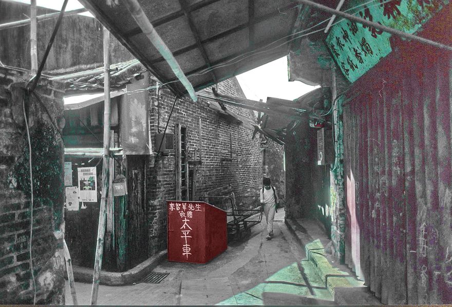 1996-06-078  - Also there are land based houses and streets in Tai O - -  Quite narrow streets though, - but with no cars - who cares?    (Photo- and copyright:  Karsten Petersen)