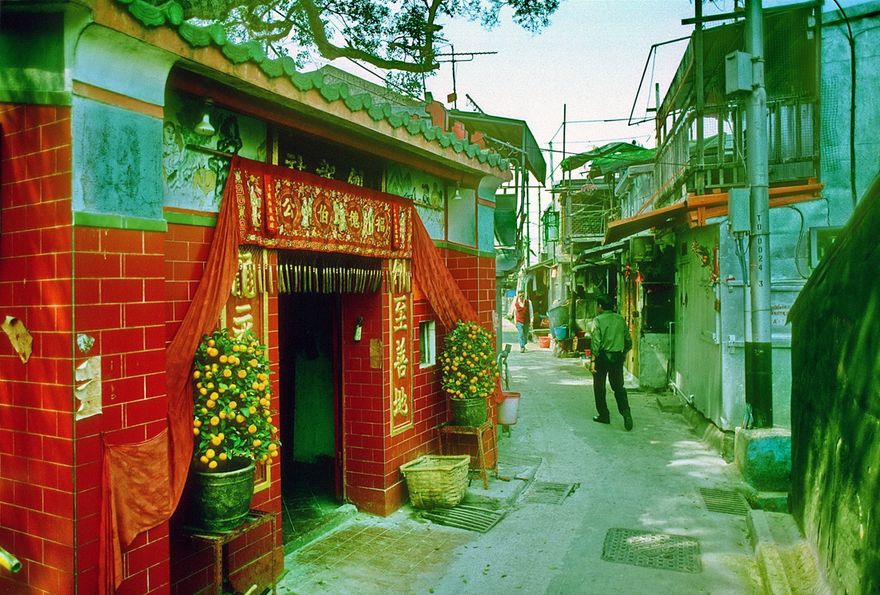 1996-06-092  - A main road of Tai O - - A very small temple - - - (Photo- and copyright:  Karsten Petersen)