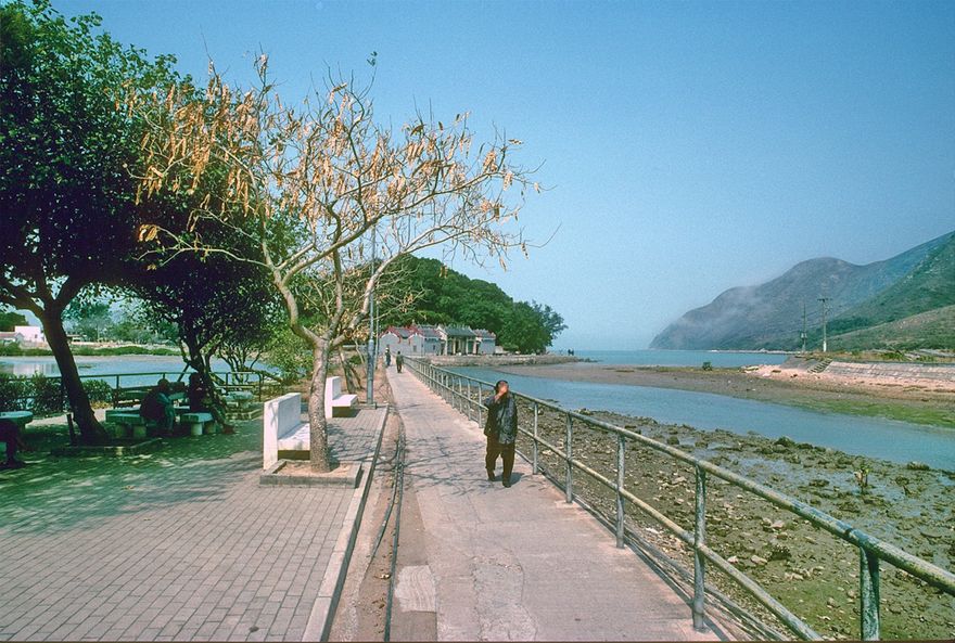 1996-06-095  - Here the end of the road and the canal through Tai O - - - (Photo- and copyright:  Karsten Petersen)