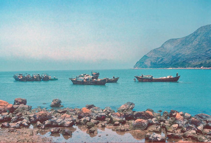 1996-07-003  - Mysterious boats at anchor near the coast - -