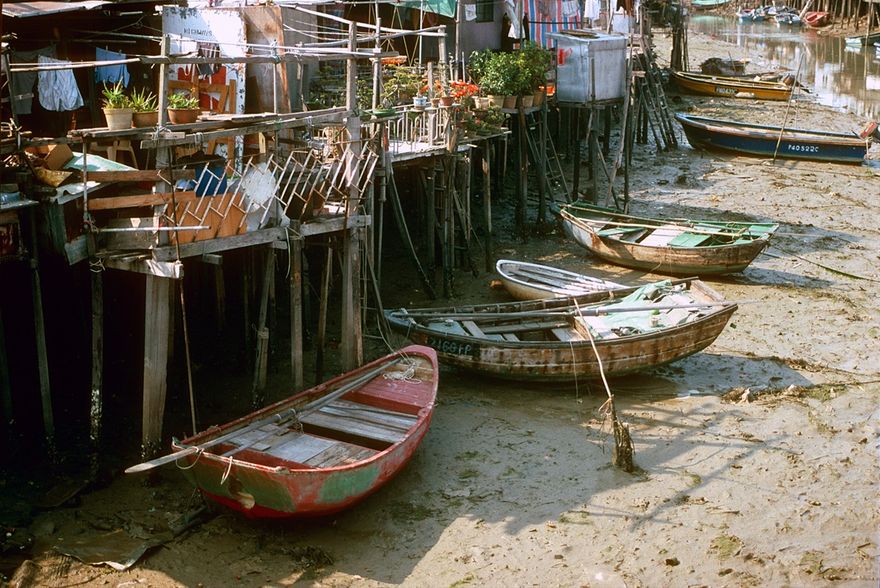 1995-07.053  - Tai O - boats high and dry during low tide  - (Photo- and copyright:  Karsten Petersen)
