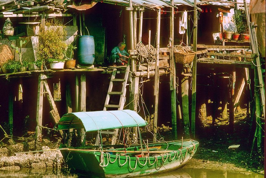 1996-07-054  - Tai O fishermans house and boat - - (Photo- and copyright:  Karsten Petersen)