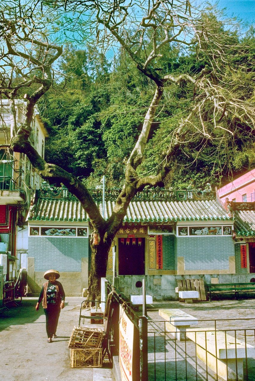 1996-07-058  - The city square - with the Kwan Tai temple in the background -