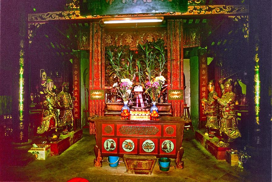 1996-07-061  - Inside the Kwan Tai temple -