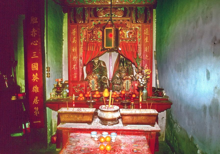 1996-07-065  - Inside the Kwan Tai temple -