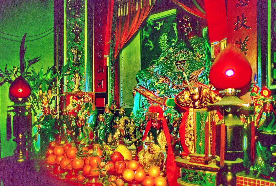 1996-07-067  - Inside the Kwan Tai temple from 1488 - - Maybe this is the God of war?
