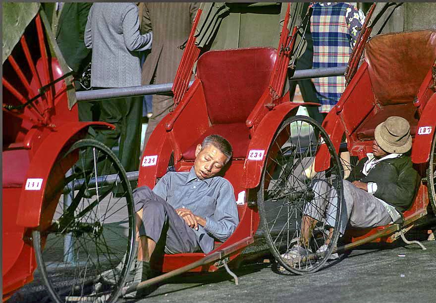 1973-18-099  - Rickshaw operators take a nap while waiting for customers -  (Photo- and copyright:  Karsten Petersen)