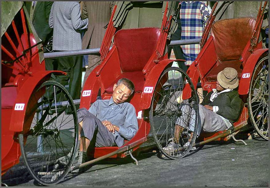 1973-18-099  - Rickshaw operators take a nap while waiting for customers -  (Photo- and copyright:  Karsten Petersen)