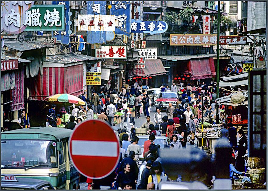 1977-01-091  - Crowded Hong Kong street - This is in Wanchai - (Photo- and copyright:  Karsten Petersen)