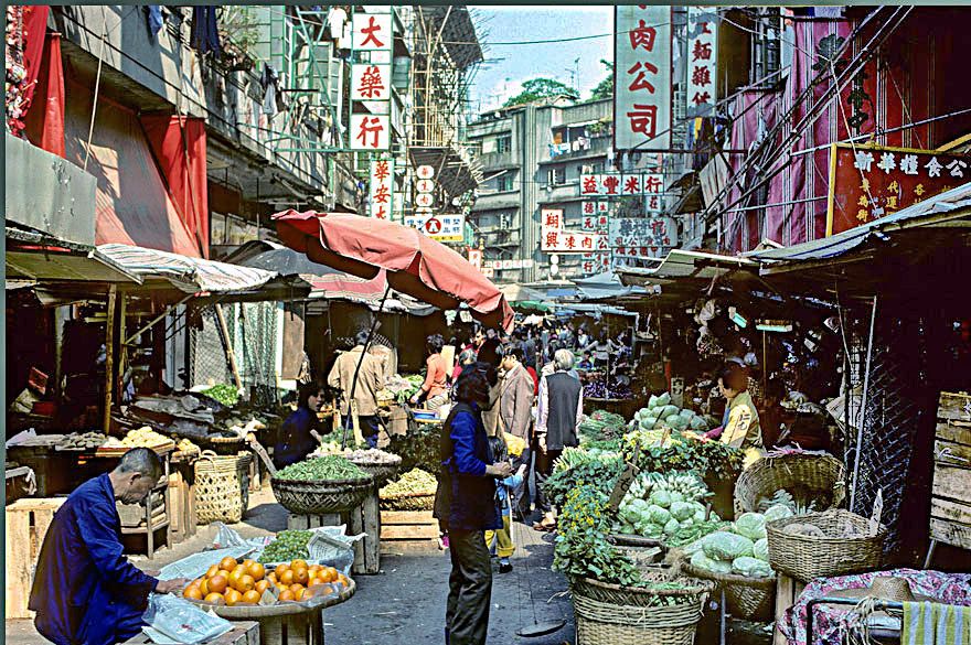 1977-02-065  - Street life in Wanchai - 1977 - (Photo- and copyright:  Karsten Petersen)