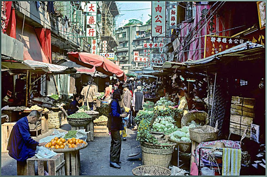 1977-02-065  - Street life in Wanchai - 1977 - (Photo- and copyright:  Karsten Petersen)